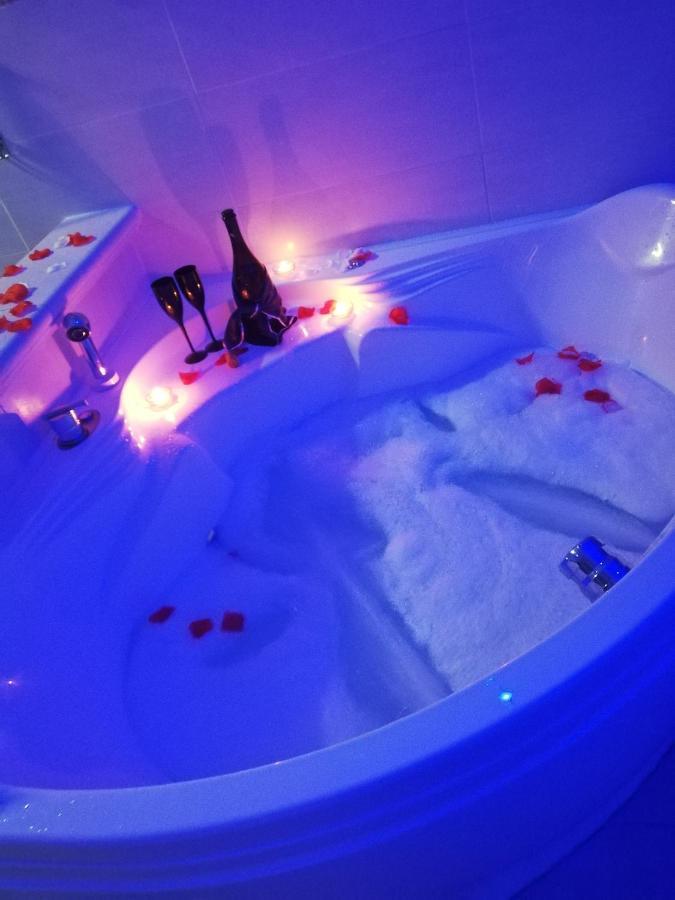 V&M suite con jacuzzi Ostuni Exterior foto